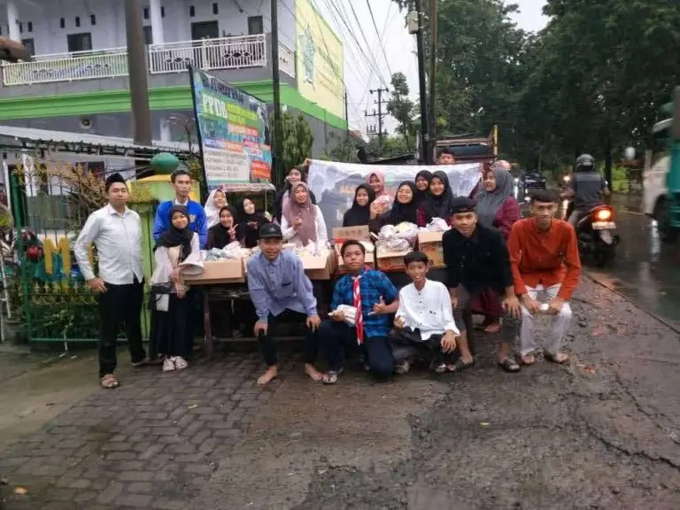 Ramadhan Berkah MA AL-IHSAN Krian Bagi Bagi Takjil Ke Masyarakat